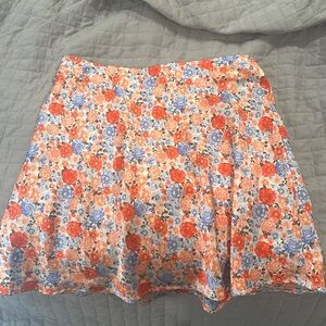 Adorable floral skirt! Perfect for a picnic🌸🤍